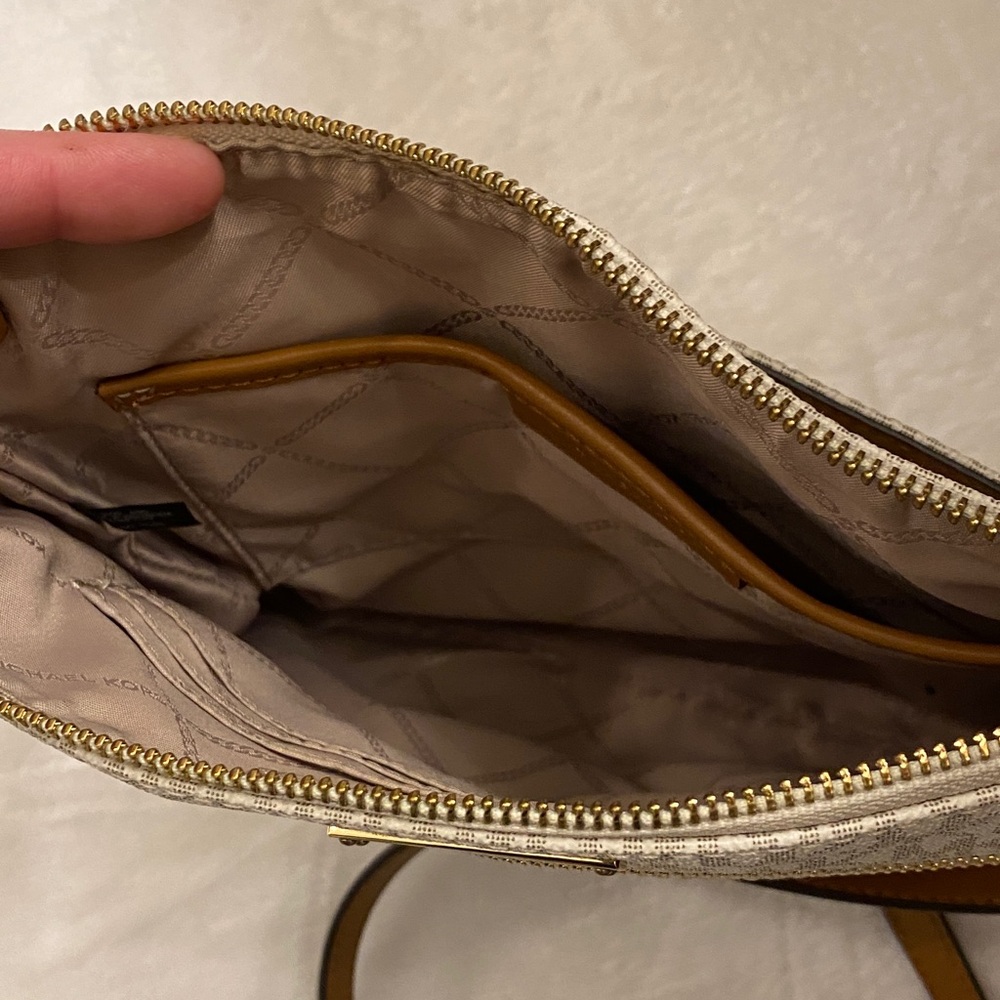 Michael Kors Crossbody Bag in cream - Picture 5 of 8